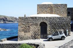 Tre veicoli elettrici Citroen, tra cui una e-Mehari e nuove stazioni di ricarica a Pantelleria